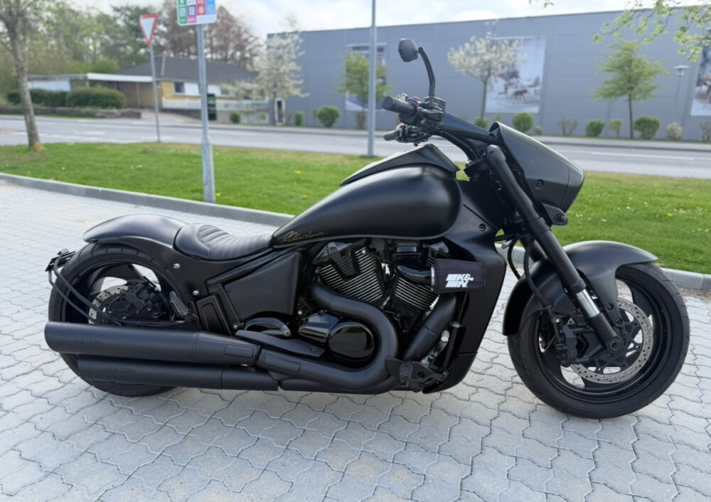SUZUKI VZR1800 Blacked out