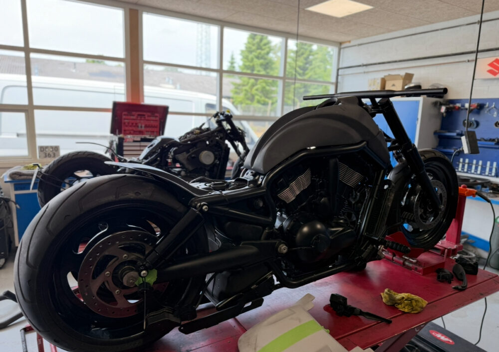 Harley Davidson V-rod custom - Image 2